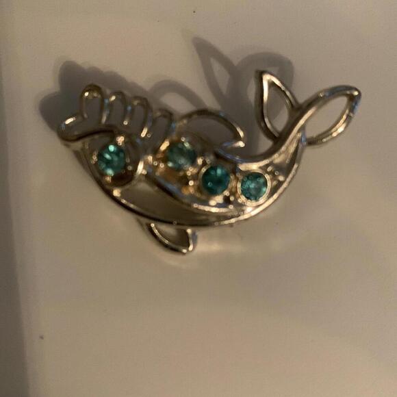 Blue stoned 1” silver fish pin - Picture 6 of 13